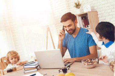 Baba evde çalışır ve oğulları yetiştirme içinde devreye girer. Bir adam çalışır ve çocuklara görünüyor.