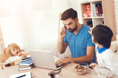 Baba evde çalışır ve oğulları yetiştirme içinde devreye girer. Bir adam çalışır ve çocuklara görünüyor.