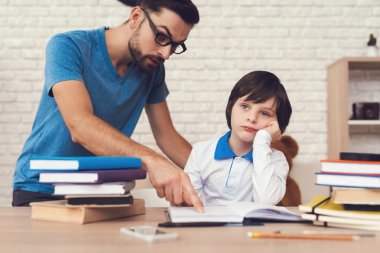 Bir adam oğluyla vakit geçiriyor. Çocuğun babası çocuk yetiştirirken devreye girer. Çocuk ev ödevi ve çalışmaları ile zorluklar deneyimleri.