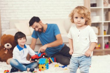 Oğulları ile zaman geçirir. İki çocuk babası çocuk yetiştirirken devreye girer. Baba oyunları çocuklarla oynar..