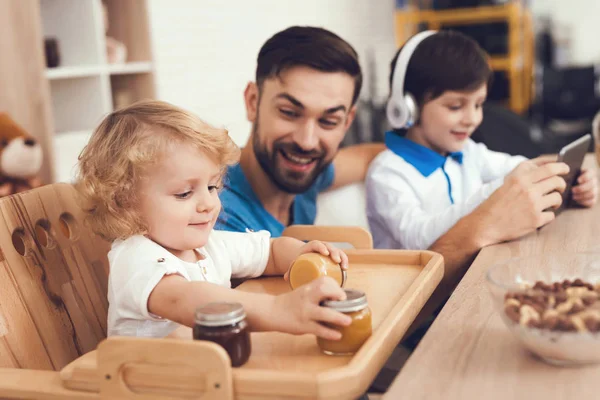 Uomo Passa Del Tempo Con Suoi Figli Padre Due Ragazzi — Foto Stock