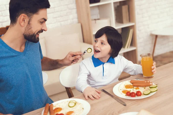 Människa Tillbringar Tid Med Sin Son Far Till Pojken Engagerad — Stockfoto