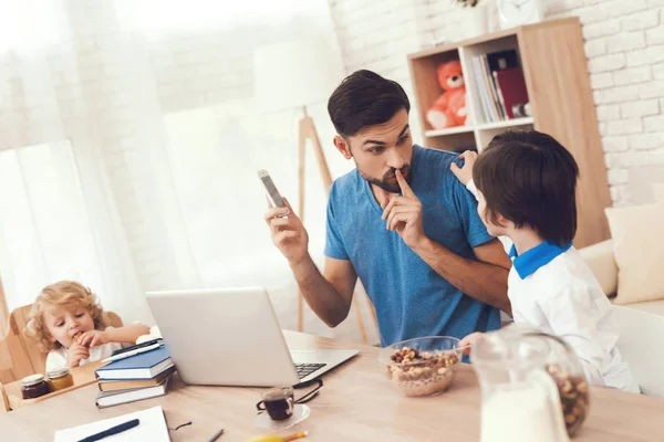 Father Works Home Engaged Upbringing Sons Man Works Looks Children — Stock Photo, Image