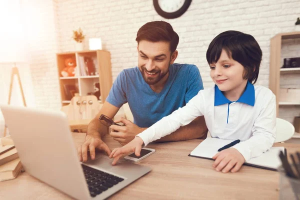 Father Works Home Engaged Upbringing Sons Man Works Looks Children — Stock Photo, Image