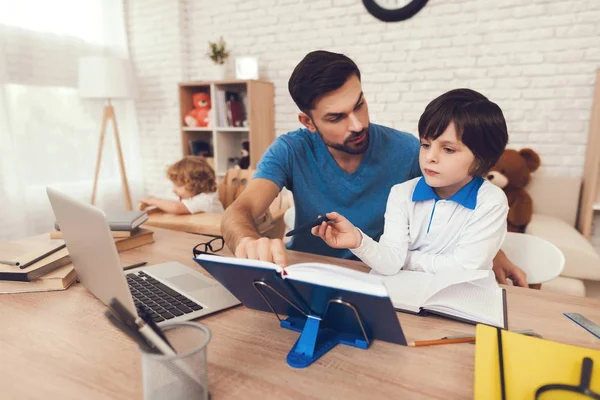 Pai Trabalha Casa Está Envolvido Educação Filhos Homem Trabalha Cuida — Fotografia de Stock