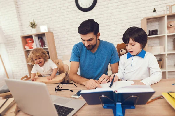 Pai Trabalha Casa Está Envolvido Educação Filhos Homem Trabalha Cuida — Fotografia de Stock