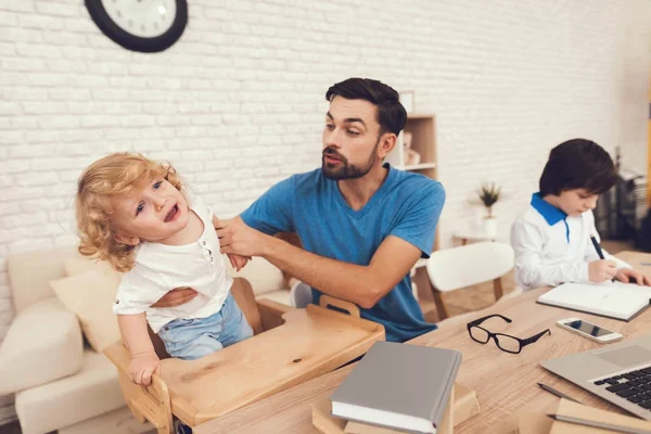 Pai Trabalha Casa Está Envolvido Educação Filhos Homem Trabalha Cuida — Fotografia de Stock