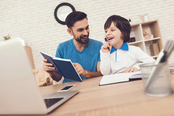 Pai Trabalha Casa Está Envolvido Educação Filhos Homem Trabalha Cuida — Fotografia de Stock