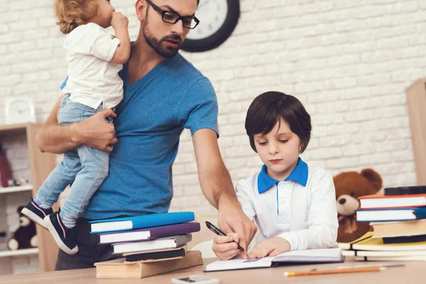 Hombre Pasa Tiempo Con Hijo Padre Del Niño Dedica Criar — Foto de Stock