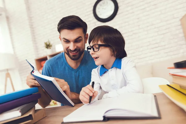 Homme Passe Temps Avec Son Fils Père Garçon Est Engagé — Photo