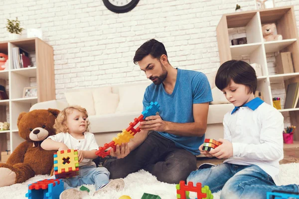 Hombre Pasa Tiempo Con Sus Hijos Padre Dos Niños Dedica —  Fotos de Stock