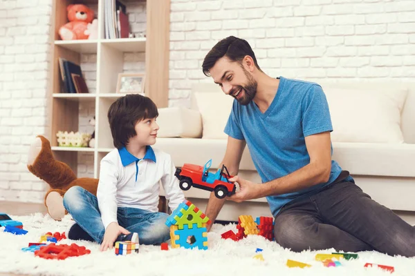 Homem Passa Tempo Com Filhos Pai Dois Rapazes Está Envolvido — Fotografia de Stock