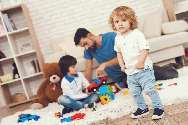 Människa Tillbringar Tid Med Sina Söner Far Till Två Pojkar — Stockfoto