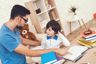 Oğulları ile zaman geçirir. İki çocuk babası çocuk yetiştirirken devreye girer. Çocuk ev ödevi ve çalışmaları ile zorluklar deneyimleri.