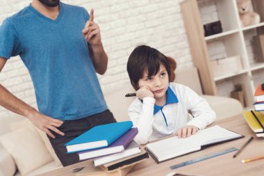 Oğulları ile zaman geçirir. İki çocuk babası çocuk yetiştirirken devreye girer. Çocuk ev ödevi ve çalışmaları ile zorluklar deneyimleri.