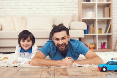 Babanın oğlu ile eğlenceli vardır. Örnek bir baba ve boş bir çocuk. Baba oyunları çocukla çalış..