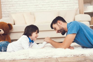 Babanın oğlu ile eğlenceli vardır. Örnek bir baba ve boş bir çocuk. Baba oyunları çocukla çalış..