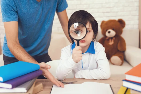 Människa Tillbringar Tid Med Sin Son Far Till Pojken Engagerad — Stockfoto