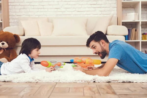 Pai Diverte Com Filho Pai Exemplar Rapaz Vontade Pai Joga — Fotografia de Stock