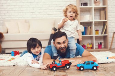 Oğulları ile zaman geçirir. İki çocuk babası çocuk yetiştirirken devreye girer. Baba oyunları çocuklarla oynar..