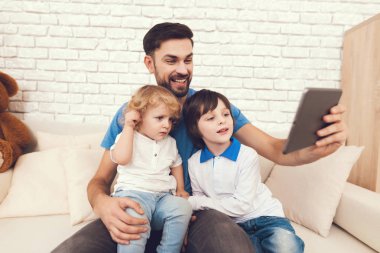 Oğulları ile zaman geçirir. İki çocuk babası çocuk yetiştirirken devreye girer. Babası hakkında teknoloji öğretir çocuklar. Adam oğulları tablet ile çalışacak şekilde gösterilmiştir.