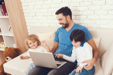 Oğulları ile zaman geçirir. İki çocuk babası çocuk yetiştirirken devreye girer. Babası hakkında teknoloji öğretir çocuklar. Adam oğulları laptop ile çalışacak şekilde gösterilmiştir.