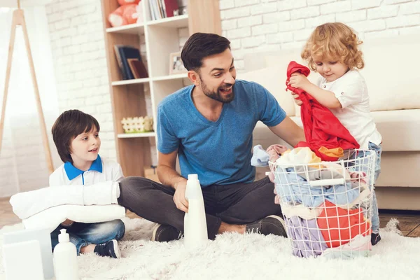 Homem Passa Tempo Com Filhos Pai Dois Rapazes Está Envolvido — Fotografia de Stock