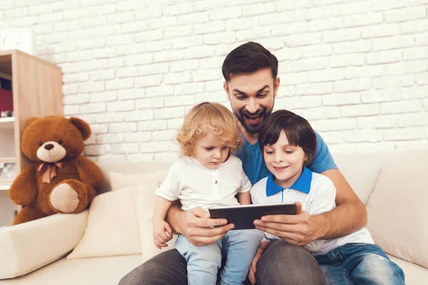 Homem Passa Tempo Com Filhos Pai Dois Rapazes Está Envolvido — Fotografia de Stock