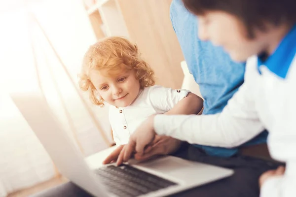 Man Spends Time His Sons Father Two Boys Engaged Raising — Stock Photo, Image