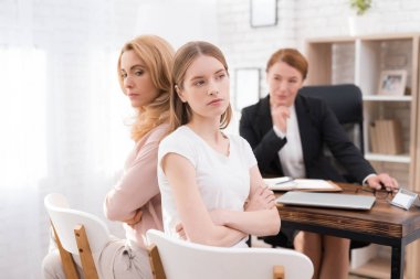 Anne ve kızı-genç bir psikolog ile bir resepsiyonda. Bir kadın ve bir kız karışık bir ilişkimiz var. Birbirimizi anladık mı. Kadın psikolog onlara yardım istiyor.