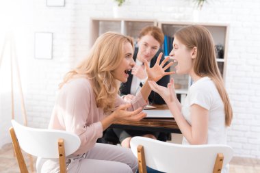 Anne ve kızı-genç bir psikolog ile bir resepsiyonda. Bir kadın ve bir kız karışık bir ilişkimiz var. Birbirimizi anladık mı. Kadın psikolog onlara yardım istiyor.