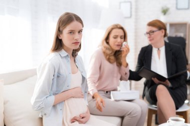 Psikologlar resepsiyonda hamile bir genç kız annesiyle. Anne ve kızı karışık bir ilişkimiz var. Yetişkin kadın çığlıkları.
