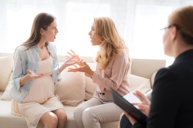 Psikologlar resepsiyonda hamile bir genç kız annesiyle. Anne ve kızı karışık bir ilişkimiz var. Bir yetişkin kadın kızının çığlığı.