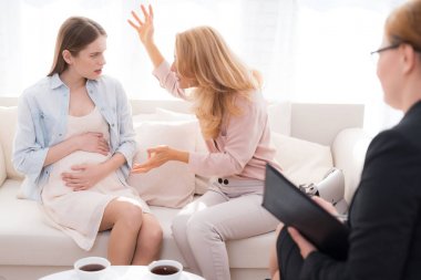 Psikologlar resepsiyonda hamile bir genç kız annesiyle. Anne ve kızı karışık bir ilişkimiz var. Bir yetişkin kadın kızının çığlığı.