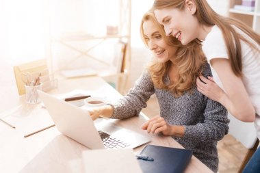 Onlar yardım. Onlar çok iyi bir ruh halinde vardır. Birlikte çalışmak mutluyuz.