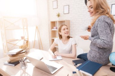 Onlar yardım. Onlar çok iyi bir ruh halinde vardır. Birlikte çalışmak mutluyuz.