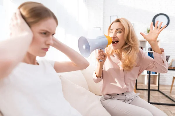 Mamá Una Hija Adolescente Están Discutiendo Entre Tienen Una Relación — Foto de Stock