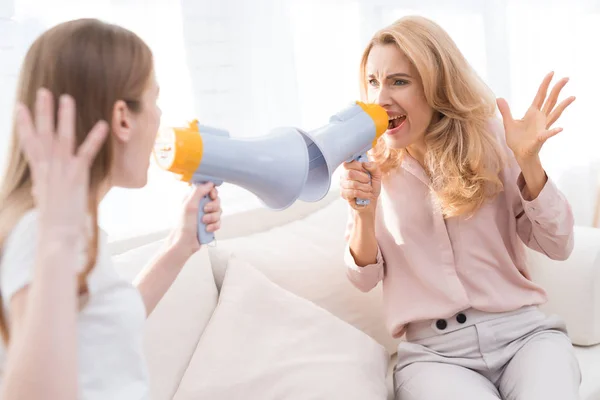 엄마와 말다툼을 그들은 관계가 그녀의 어머니를 않습니다 여자는 — 스톡 사진