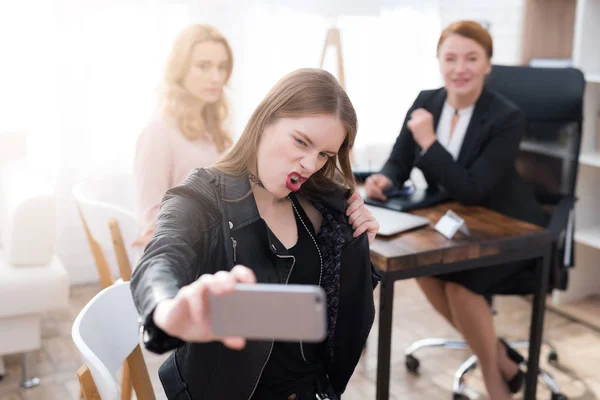 Una Adolescente Con Madre Una Recepción Psicólogos Chica Tiene Carácter — Foto de Stock