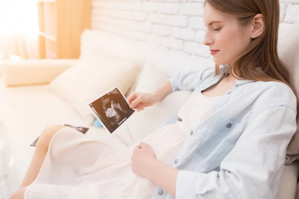 Una Ragazza Incinta Tiene Scarpe Neonato Lei Felice Che Presto — Foto Stock