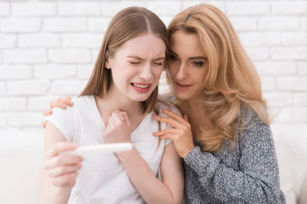 엄마는 그녀의 그녀가 임신을 테스트를 그녀는이 슬픈입니다 여자는 여자를 — 스톡 사진