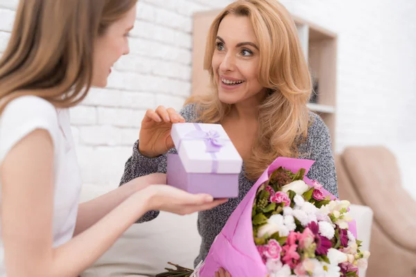 Dotter Ger Henne Mor Blommor Och Gåvor Hon Gör Henne — Stockfoto