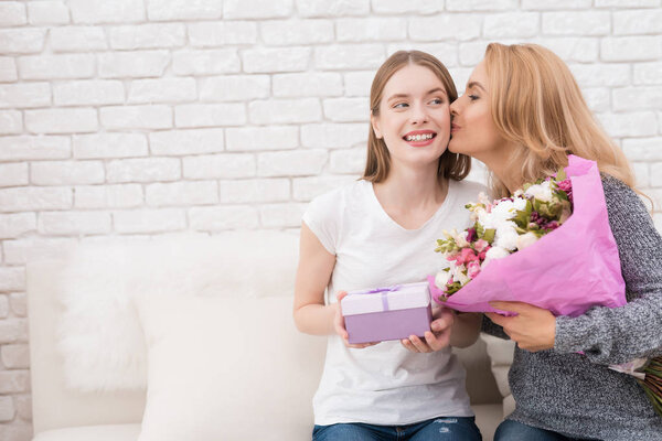 Дочь дарит матери цветы и подарки. Она делает ей сюрприз. Мама очень удивлена. Они вместе дома.
.