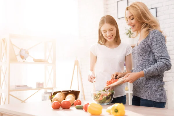 Mutter Und Tochter Kochen Gemeinsam Der Küche Sie Verwenden Gemüse — Stockfoto