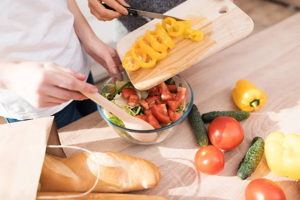 Anne ve kızı birlikte mutfakta yemek vardır. Onlar sebze yemek pişirmek için kullanın. Onlar iyi bir ruh halinde vardır. Birlikte olmak mutluyuz.