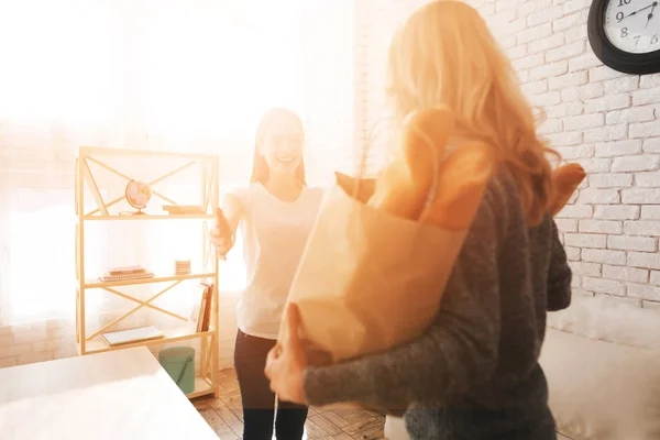 Bolsa Papel Hay Pan Una Ensalada Una Chica Conoce Una — Foto de Stock