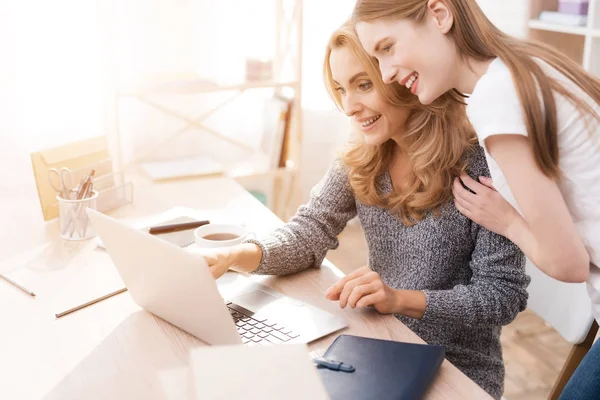 Onlar yardım. Onlar çok iyi bir ruh halinde vardır. Birlikte çalışmak mutluyuz.