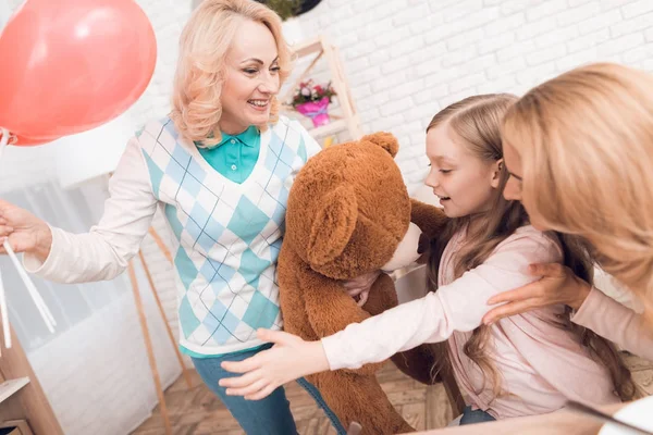 Мами Бабусі Дати Маленькою Дівчинкою Великі Іграшки Ведмедя Вони Зробити — стокове фото