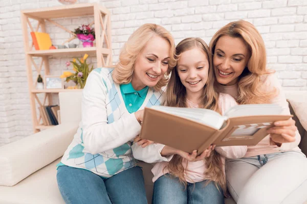 Mamma Mormor Och Tjej Överväger Ett Familjealbum Gott Humör Ler — Stockfoto