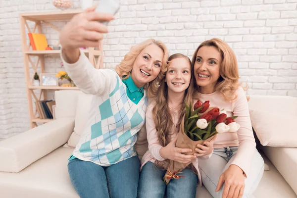 Mamma Nonna Ragazza Fanno Selfie Uno Smartphone Sono Buon Umore — Foto Stock